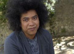 « LA VOIX DE LOIN », 100 poèmes et photographies mis en scènes sur le site naturel de Bibracte par Jean-Luc Raharimanana