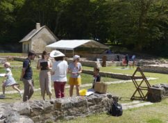 Visite-jeu en famille : Partez à la découverte du site archéologique et apprenez en vous amusant