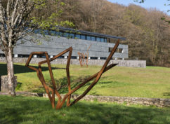 DANSE D’ACIER. Exposition de Robert Schad à Bibracte