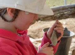 Atelier d’archéologie à Bibracte pour enfants