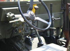 Défilé de voitures militaires d’époque
