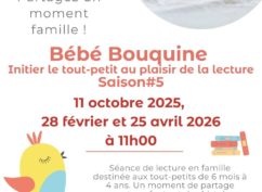 Bébé bouquine en famille