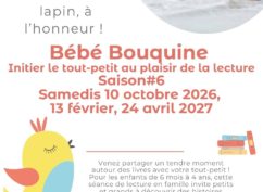 Bébé bouquine en famille