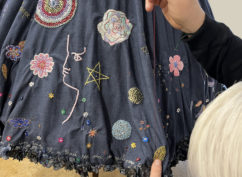 La Jupe tatouée – Performance de broderie par le duo Stella Goldschmit
